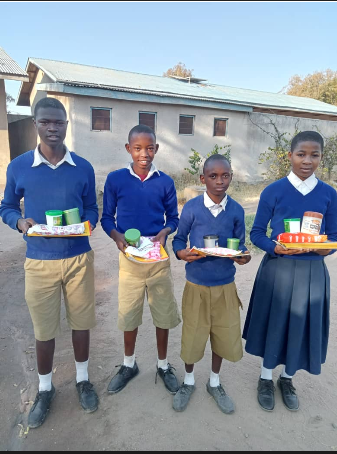 #TDTPhotoComp📸

🧏Deaf form four students in Dodoma 🇹🇿 after graduation🎓

Cleria, on far right is now in secondary school🏫

The boys are now learning a trade at Matumbulu🪚

🧵More: tanzdevtrust.org/projects-2/mat…

#LeaveNoOneBehind #TDTPartners #QualityLearning #MatumbuluDeafStudents