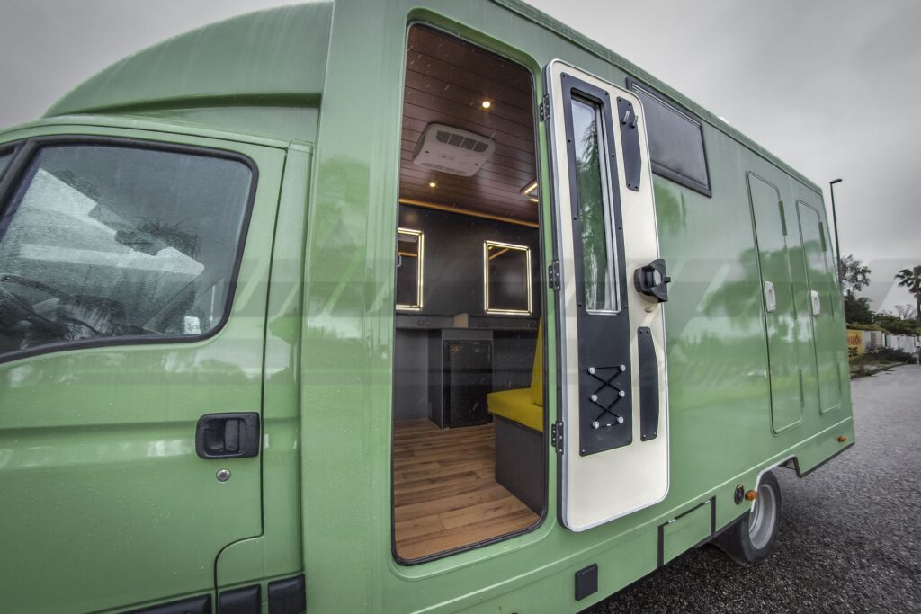WorldWildCamper's tweet photo. Camperización camión para rodajes de televisión y eventos en exteriores sobre carrocería de Renault Master https://t.co/GdVZoinNnM https://t.co/un14mDgd9I