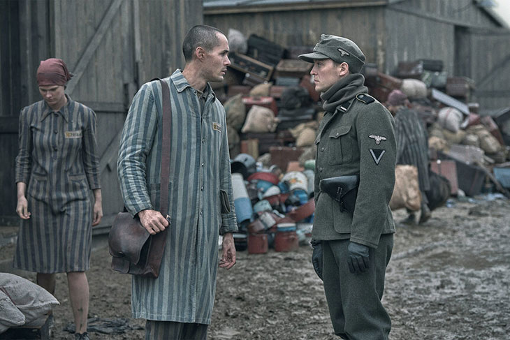 #Sky and #Peacock have released the much-anticipated full trailer for their upcoming original series #TheTattooistofAuschwitz set to premiere on #SkyAtlantic on May 2nd: designscene.net/2024/04/tattoo… Lali Sokolov (Jonah Hauer-King) & Gita Furman (Anna Próchniak) in Auschwitz in The…