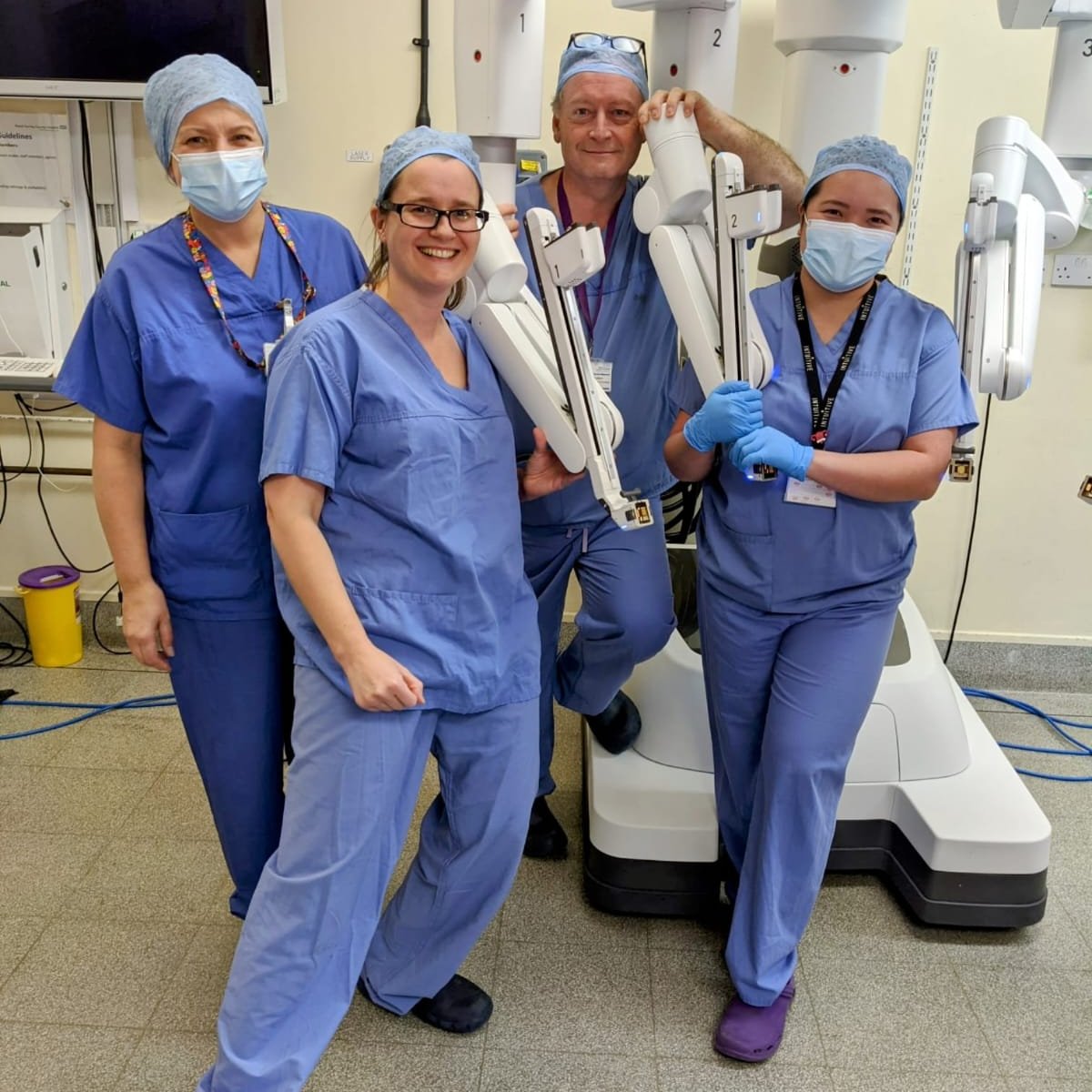 Advanced ovarian cancer patients receiving robotic surgery benefit from improved recovery, which could allow them to start chemotherapy and the journey to recovery sooner, finds a #RoyalSurrey study led by @christinauwins, funded by @grace_women royalsurrey.nhs.uk/news/enhanced-…