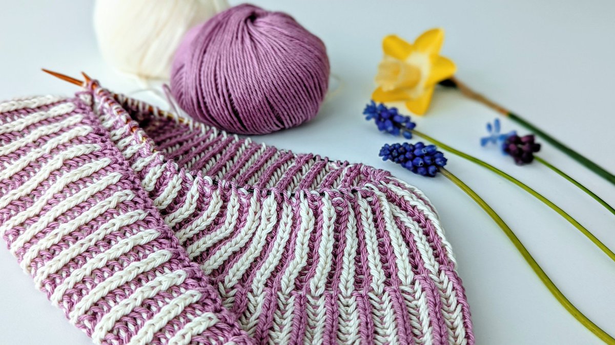 A little Brioche knitting today.  Creating a cowl for newcomers to this squishy technique!! 🧶