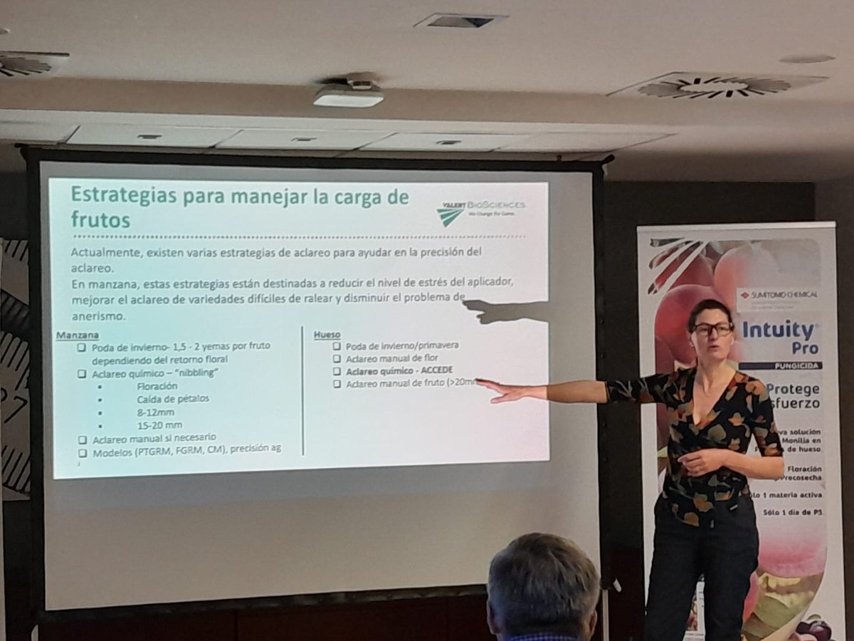 Poliana Francescatto, @Agronomia_k explica algunas estrategias de aclareo en #frutales de hueso y pepita. Jornada #Kenogard