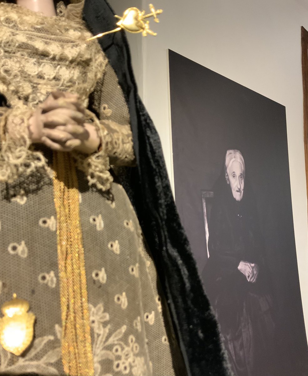 PRÓXIMA EXPOSICIÓN TEMPORAL

En esta ocasión, rescatamos del pasado textiles y piezas de indumentaria de la familia de Cayetano para hablarles de una "costumbre" en la forma de vestir prácticamente desaparecida.
Les seguiremos informando :)