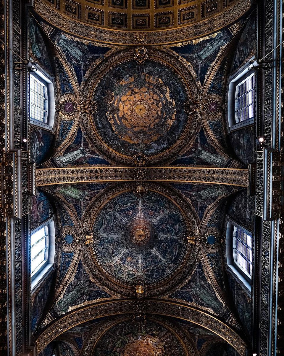 The incredible ceiling at St. Paul's Cathedral in London. 🇬🇧 Picture by leevistal