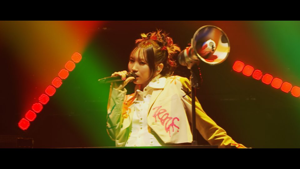 🆕 ライブ映像作品集 #THEFILM2 発売記念！ #YOASOBIPOPOUTツアー より「セブンティーン」ライブ映像をYouTubeで公開💥 このツアーの幕開けを飾ったブチアゲチューン！ikuraの新しい相棒、メガホンにもご注目です📣 youtu.be/qyhs1hXzHXE