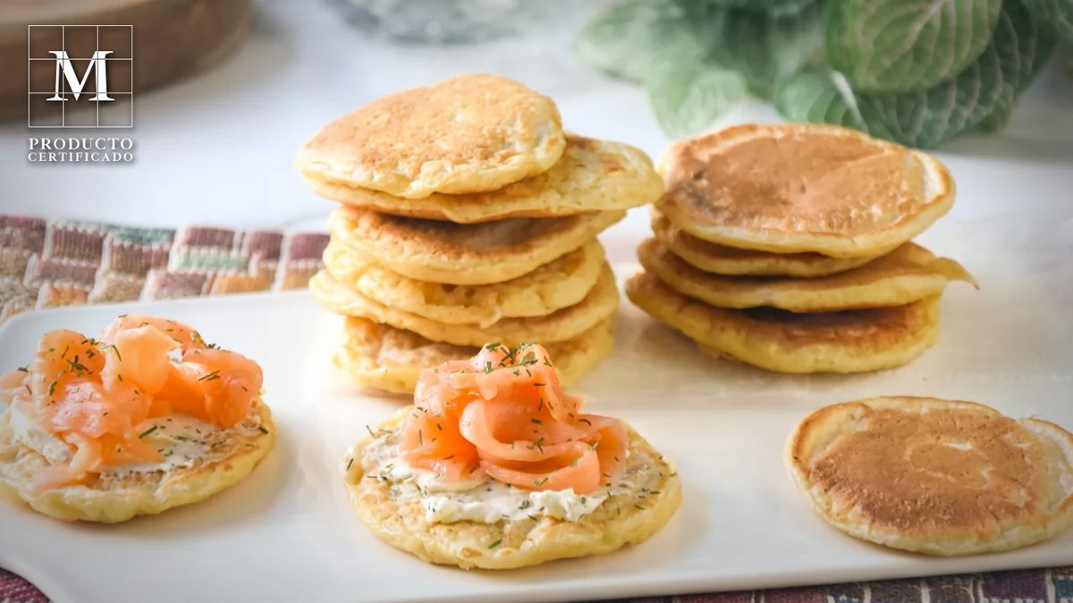 🥞 ¡#Receta para los amantes de los #canapés! Innova en tus canapés con estos #blinis caseros. Perfectos con #salmónahumado, nata agria y un toque de eneldo bit.ly/3POY9hf Ingredientes: 🥚 c.madrid/iowzv 🥛 c.madrid/tm64u 🐟 c.madrid/e0iw2