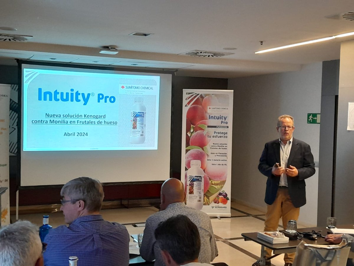 Juan José Prats, Marketing Manager de @Agronomia_k, presenta #IntuityPro, fungicida formulado con mandestrobin, nueva sustancia activa. Registrado desde enero para el control de monilia en #frutales de hueso. Jornada #Kenogard