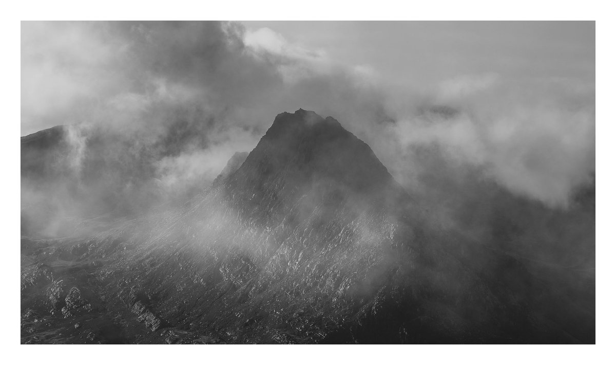 Don’t you just love #Tryfan, especially a different take on it.
#OgwenValley #DifferentPerspective #NorthWales @StormHour @kasefiltersuk @NWalesSocial #bbcsosextremerescues #rotatethatphone