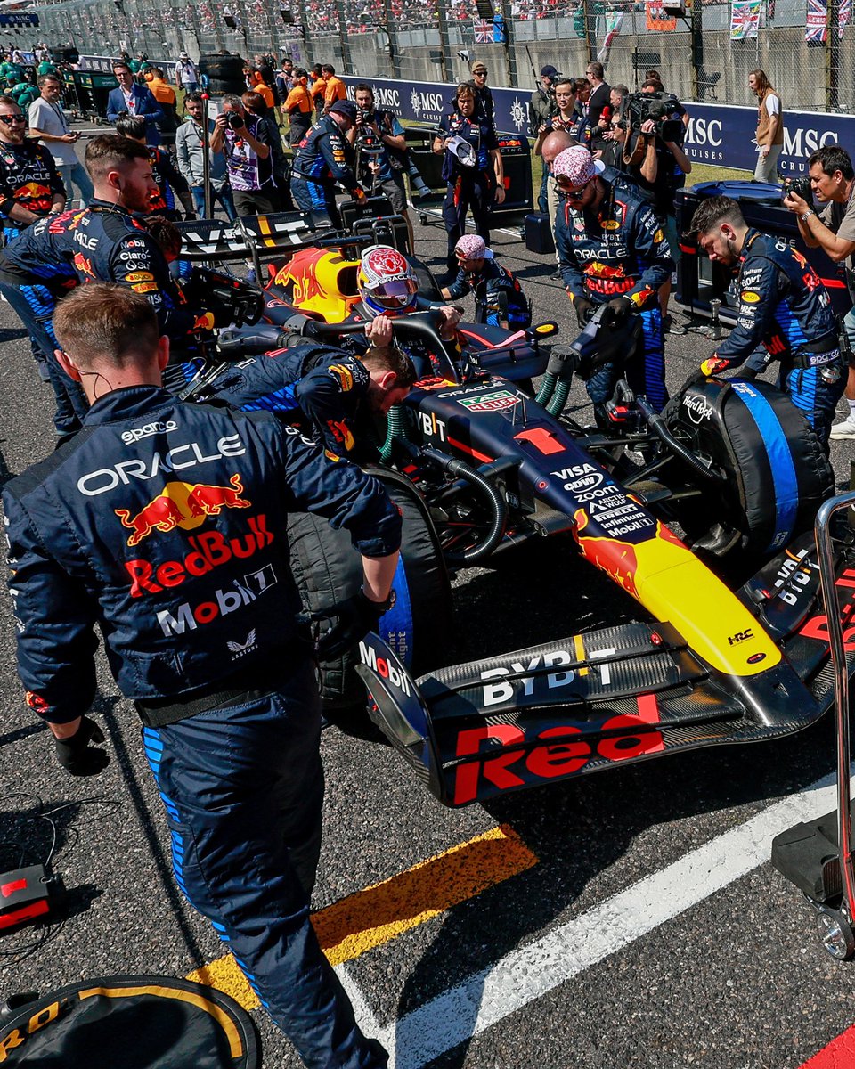 Count the crew 💙 How many @redbullracing team members can you count? 👇 #JapaneseGP