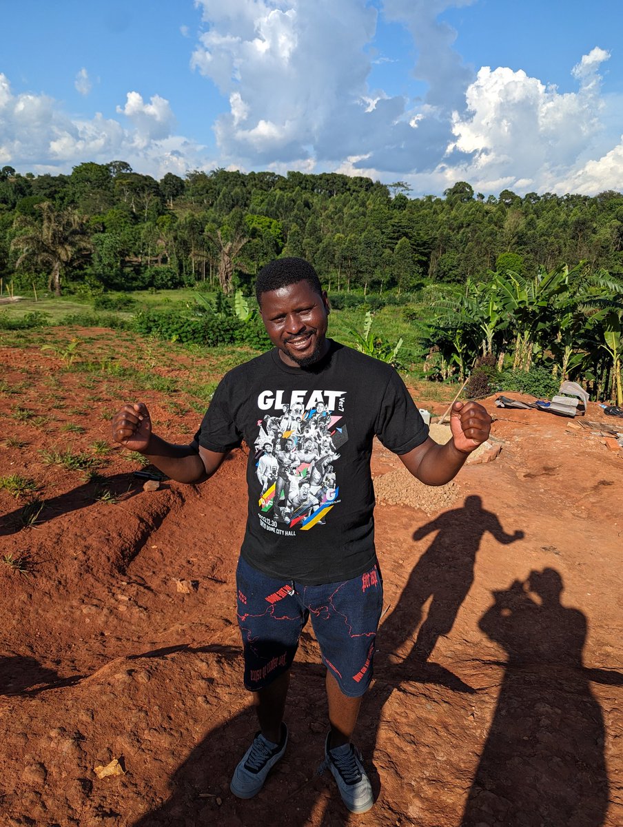 お、GLEATしてるな🇺🇬😁 GLEATからTシャツ、バッグ等のグッズやコスチューム、サポーター等をSGW様に寄付致しました。 怪我には気を付けて引き続き世界のプロレス界を驚かせてください！ GLEAT donated some merchandise,pro wrestling gear,kneepad etc. #GLEAT #LIDET #ウガンダ #SGW #Uganda