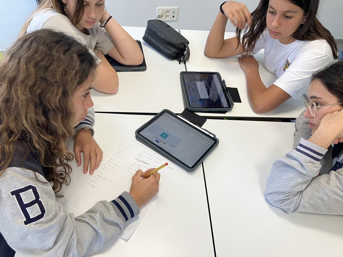 '¡Diversión y aprendizaje en 2º ESO de francés en Brains Telde donde los alumnos repasan gramática, vocabulario y cultura con un juego de mesa interactivo en Genially. 🇫🇷🎲 #BrainsTelde #AprendizajeCreativo