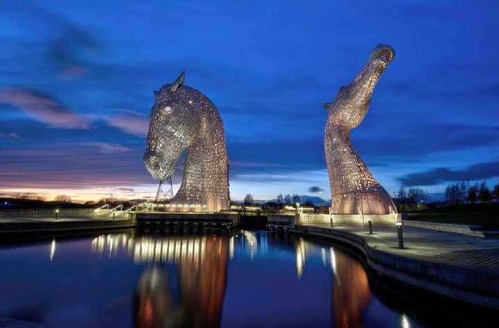 For today's #OnlineArtExchange we're sharing the largest equine sculpture in the world 🌊🐴💦🐴🌊 The magnificent, #mythological Kelpies by Andy Scott (b.1964) & SH Structures Ltd @HelixFalkirk - © the artist 📸 Gordon Baird #kelpies