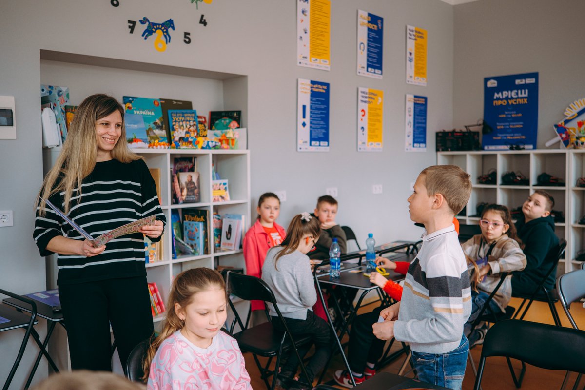 Coming back together to📚learn & grow: with our support, school children in war-affected communities in 🇺🇦#Ukraine have access to Digital Learning Centres, which allow them to follow online schooling together in a safe environment & with the support of tutors.