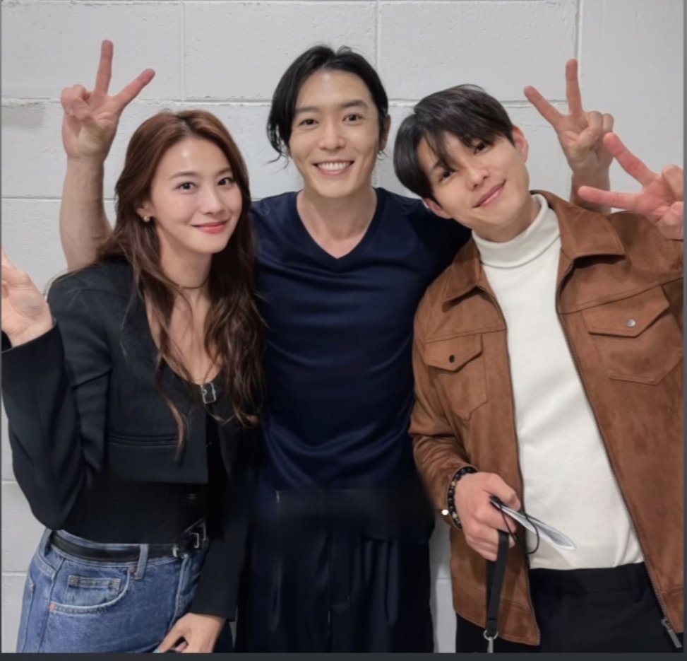 Crazy love co-stars hyo min and ha jun came to watch musical. The three of them have maintained a good friendship and often support eachother work 😊Cr. country_min
#kimjaewook #kimjaeuck  #jaewookkim #jaeuckkim #キムジェウク #DeathsGame #김재욱 #nohgojin #ᴄʀᴀᴢʏʟᴏᴠᴇ #pagwa