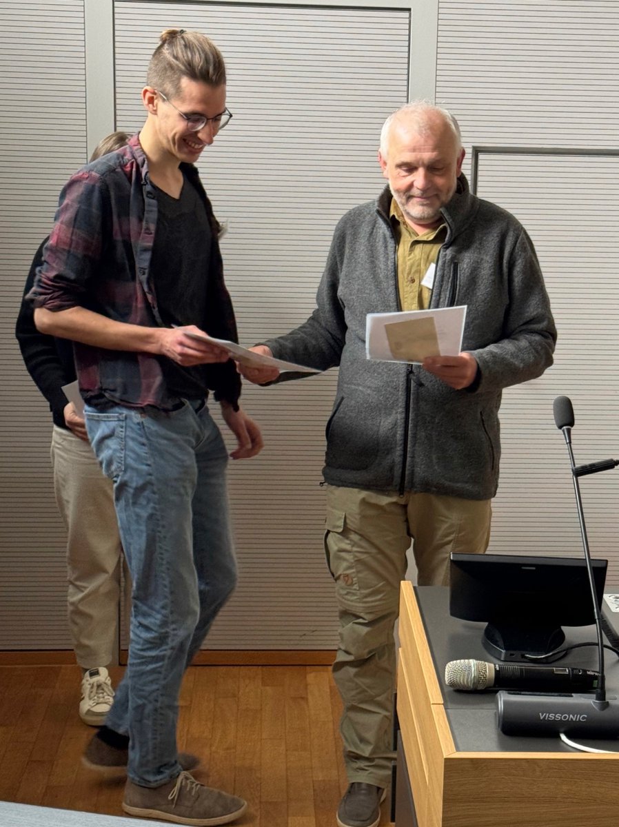 Big congrats to Marius @MTrollmann for winning a Poster prize at the WE-Heraeus Seminar on 'Physical Modes of Action of Membrane‐Active Compounds' with his study on the structure of  lipid nanoparticles! Well done, Marius! 🎉 @UniFAU #membranes