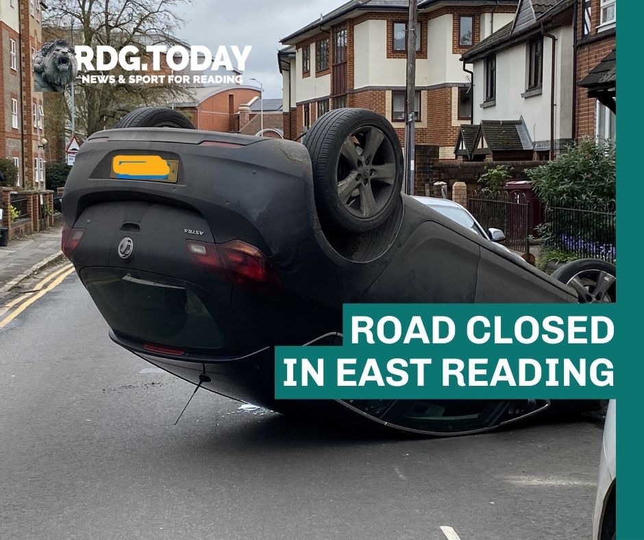 Police close road in east Reading due to overturned car buff.ly/49Dfhxn #rdguk #rdgnews