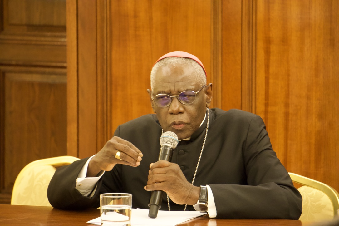 Cdl @Card_R_Sarah praises Cameroon bishops for “courageous & prophetic” opposition to same-sex blessings & issues strong + wide call to action for African bps to lead by example as “numerous western prelates are paralyzed by the idea of opposing the world” tinyurl.com/58z92yr4