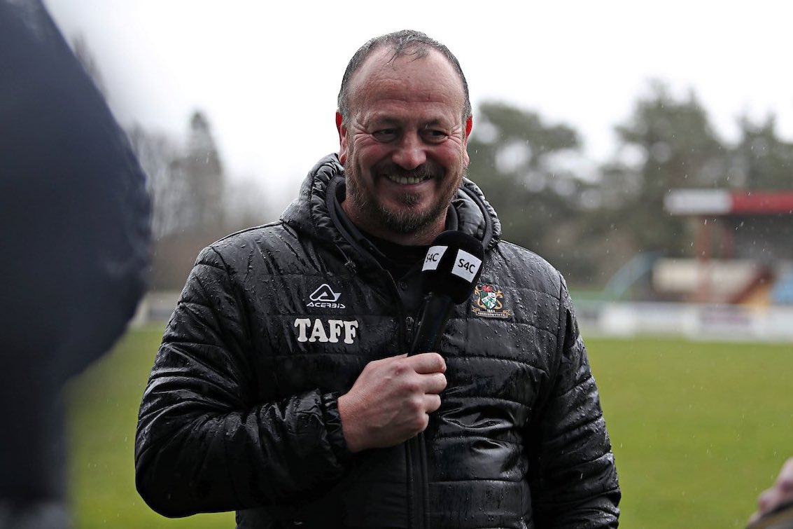 AberystwythTown's tweet photo. "𝘛𝘩𝘦 𝘧𝘢𝘯𝘴 𝘸𝘦𝘳𝘦 𝘮𝘢𝘨𝘯𝘪𝘧𝘪𝘤𝘦𝘯𝘵. 𝘛𝘩𝘦𝘺 𝘴𝘢𝘯𝘨 𝘧𝘳𝘰𝘮 𝘧𝘪𝘳𝘴𝘵 𝘮𝘪𝘯𝘶𝘵𝘦 𝘵𝘰 𝘭𝘢𝘴𝘵...𝘢𝘯𝘥 𝘨𝘰𝘵 𝘶𝘴 𝘰𝘷𝘦𝘳 𝘵𝘩𝘦 𝘭𝘪𝘯𝘦"

Clôd i'r cefnogwyr / Praise for supporters by @Anthony_Taff 💚

👉 https://t.co/kqsghXOSFO

#AberAsOne #Seasiders https://t.co/5WlXTocuXh