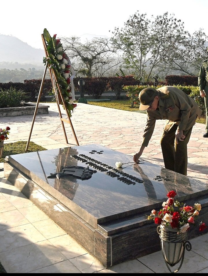 Bello homenaje que le rindio tributo el General de Ejercito a su querido amigo y compañero hombre incansable el Comandante.Almeida.@Yadirmartinez85 @HMC_Finlay @YasmilRosale @aliuska34498454 @LogVanguardia @MinfarC