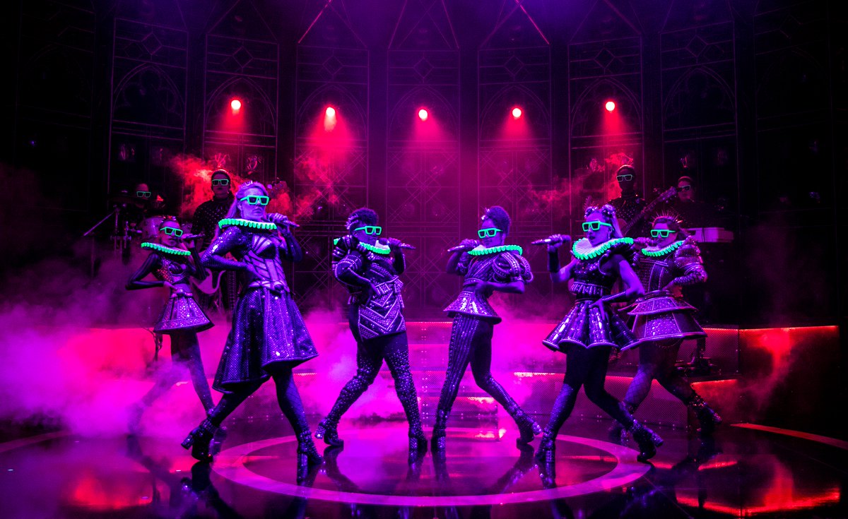 SIX is now booking until May 2025 at the Vaudeville Theatre Two extra sing-along performances have also been announced for 12 January 2025 and 4 May 2025 🎟️ sixthemusical.com 📷 Pamela Raith