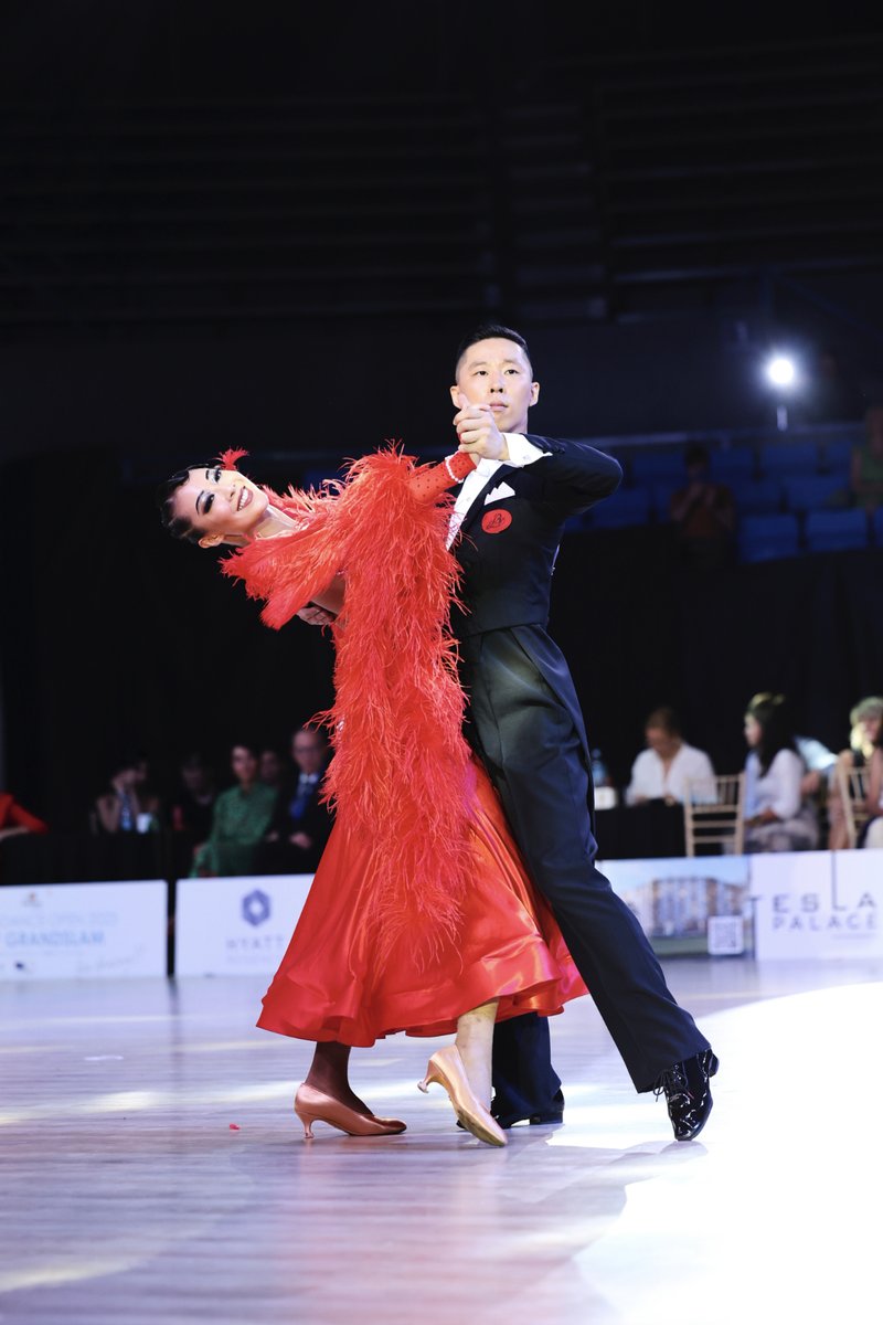 Niki and Yangyang, professional ballroom dancers w/ more than 20y of experience, now based in Edinburgh. The only Asian dancers to reach the finals of @DanceSportTotal! 'It's a privilege to lead a Waltz workshop & interact w/ everyone at the Pomegranates Fest this year.' 1/12