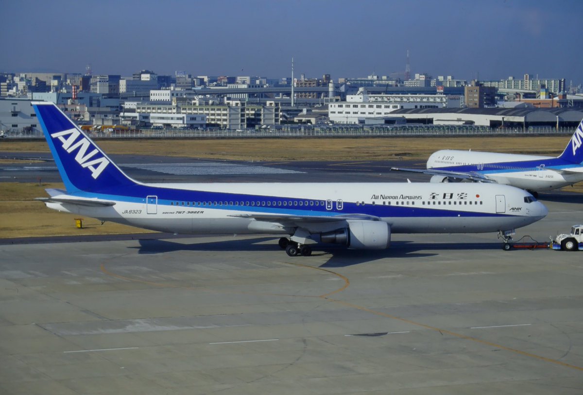 RJFF/FUK
ANA B767-381ER JA8323
8000番代のB767-300ER型機が懐かしいです。またこの頃は福岡-台北線で運用される事も有ったので機体前方にANKのロゴも付いてました。