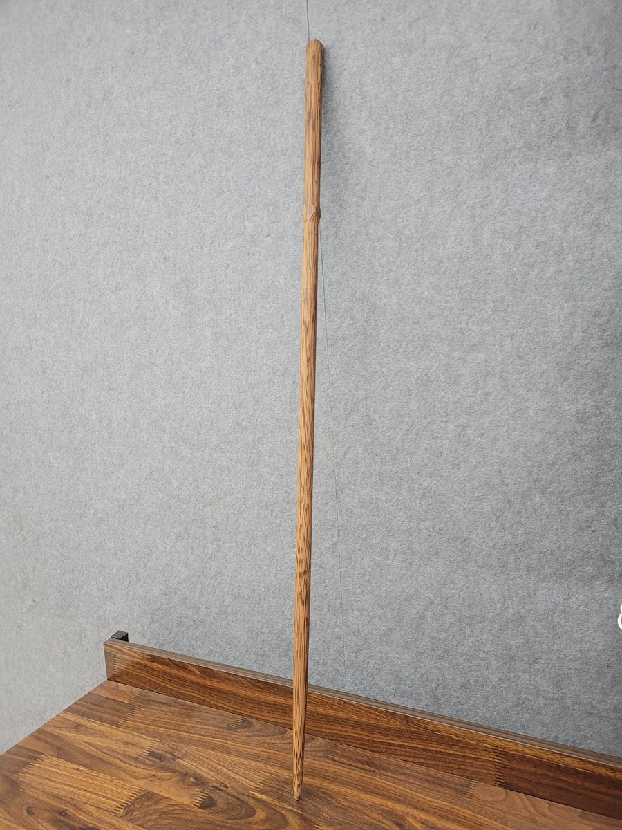 약 90센치 길이의 두꺼운 케인입니다!
엄지손가락을 올리기 좋게 모양을 내고, 팔각형의 손잡이 모양을 가졌습니다. 전체적으로 당구 큐대처럼 도톰하고 조금씩 얇아지는 구조로 끝 쪽도 꽤나 두껍기 때문에 내구성도 좋을 것 같네요. 엄청 긴데 사진에 안담깁니다 ㅠㅠ

#케인 #패들 #원목 #하드우드