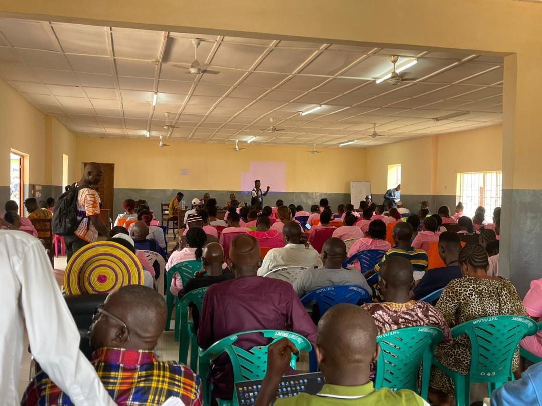 With funding from @FCDOGovUK @UKinSierraLeone @LisaJChesney we support @mohs_sl district health management teams in 🇸🇱 facilitate monthly meetings with health workers as part of a strategy to improve healthcare service delivery through open dialogue