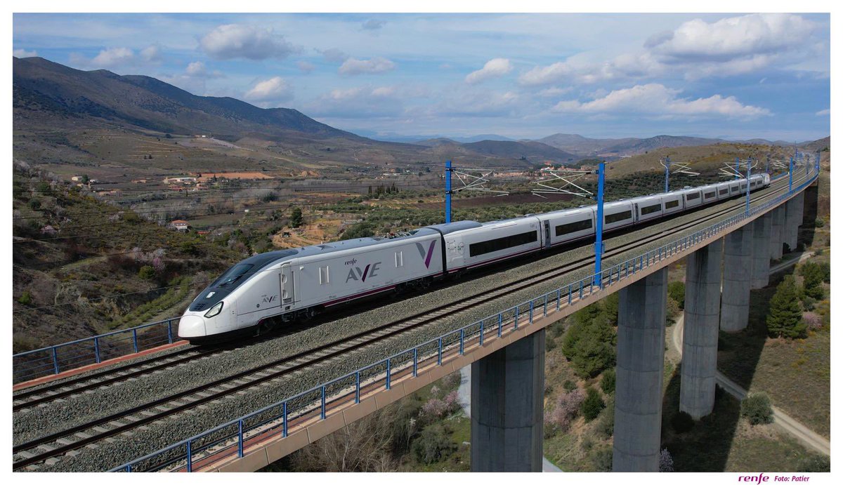 RENFE ya ha recibido Los primeros diez trenes de la serie 106 para tener la flota más moderna de Europa y ofrecer nuevos servicios de alta velocidad a Galicia y Asturias, al tiempo que nos permitirá reubicar material para proporcionar mejores servicios en otros territorios.