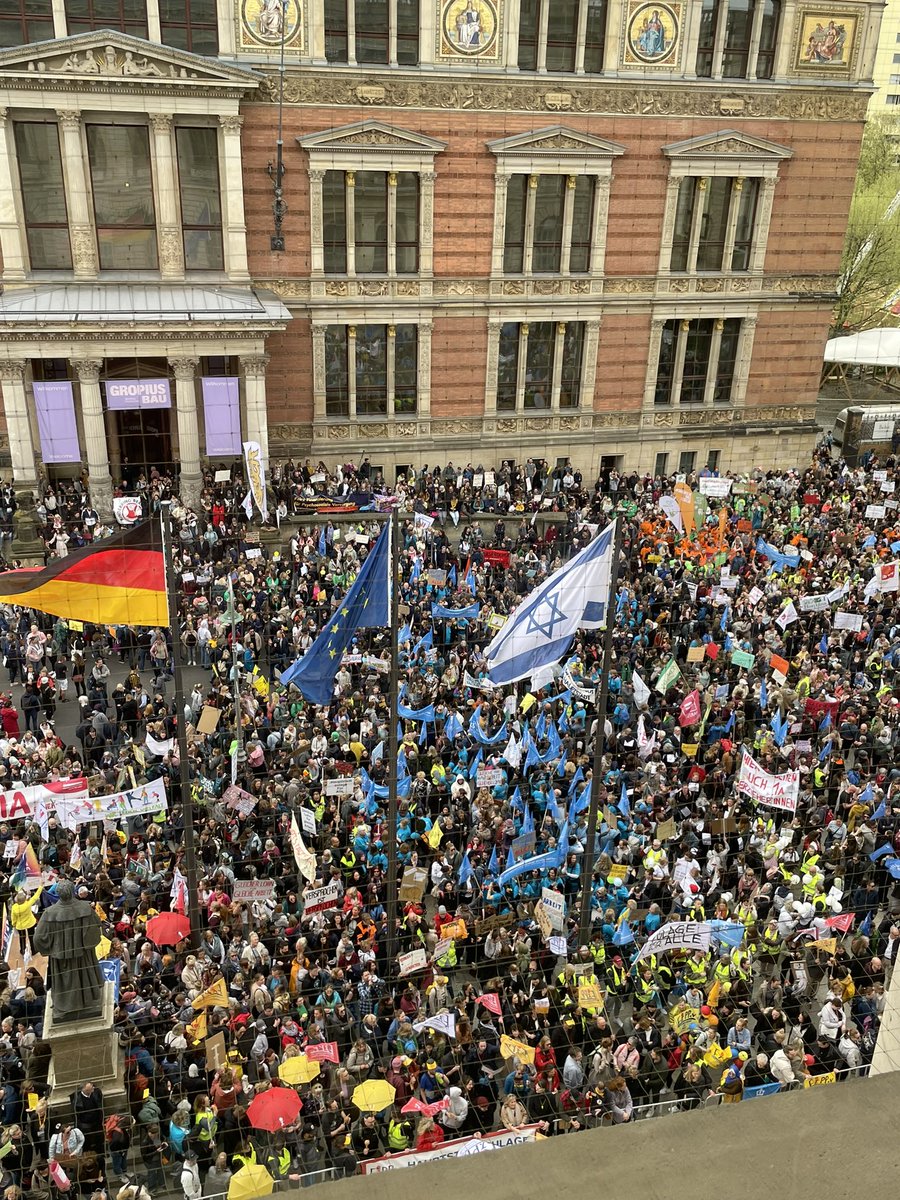 Wie sozial ist die schwarz-rote Koalition? Den freien Trägern wurde die #Hauptstadtzulage versprochen, doch das Versprechen wurde gebrochen. Wertschätzung für soziale Berufe geht anders - finden auch die Beschäftigten und ziehen lautstark vor das Berliner Abgeordnetenhaus. ✊