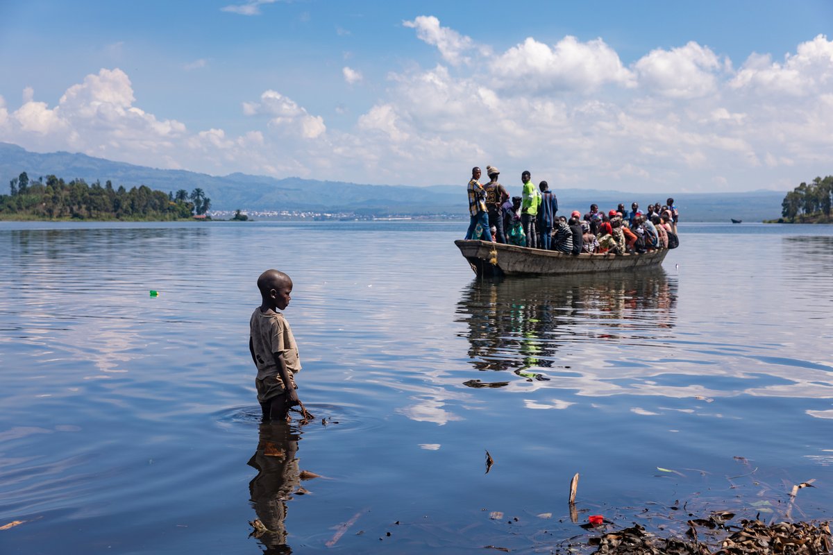 I fear cholera will consume us,' said Sadiki, one of more than 120,000 people who have arrived in #Mivona since February, due to armed clashes in neighboring North-Kivu province. They are now facing the looming threat of cholera. More in this story ↪️unocha.exposure.co/i-fear-cholera…