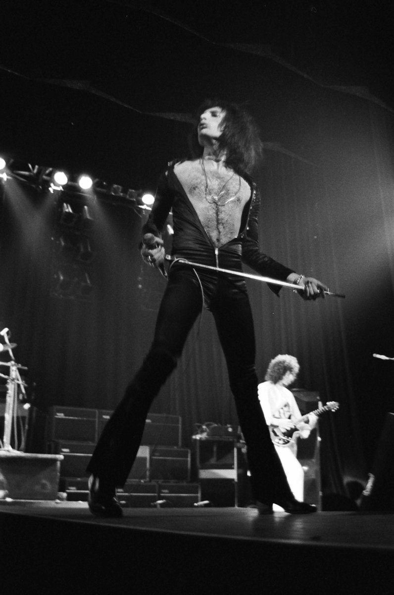 Freddie, Hammersmith Odeon, 1975 🖤🤍

📸Credit: ©️Queen Productions Ltd.
#FreddieMercury