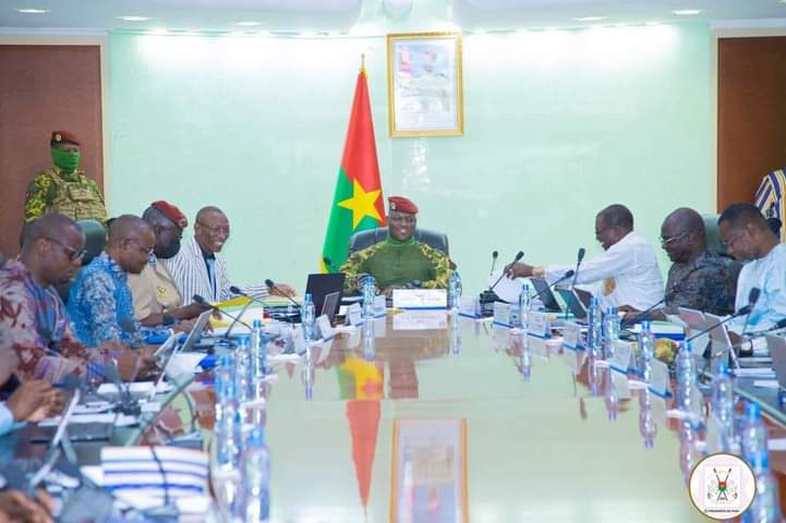 Le Président de la Transition, Chef de l'Etat, le Capitaine Ibrahim TRAORE préside, ce jeudi 11 avril 2024, le Conseil des ministres. facebook.com/share/p/QfFkn7…