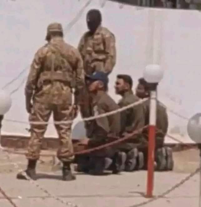 Warraich35b's tweet photo. پولیس کے جوان عید کی نماز پڑھ رہے ہیں جبکہ فوجی اہلکار انکی حفاظت کر رہے ہیں. بخدا اداروں کے درمیان اس قدر محبت دیکھتا ہوں تو خوشی ہوتی ہے

#بہاولنگر https://t.co/n3XCGPAFiu