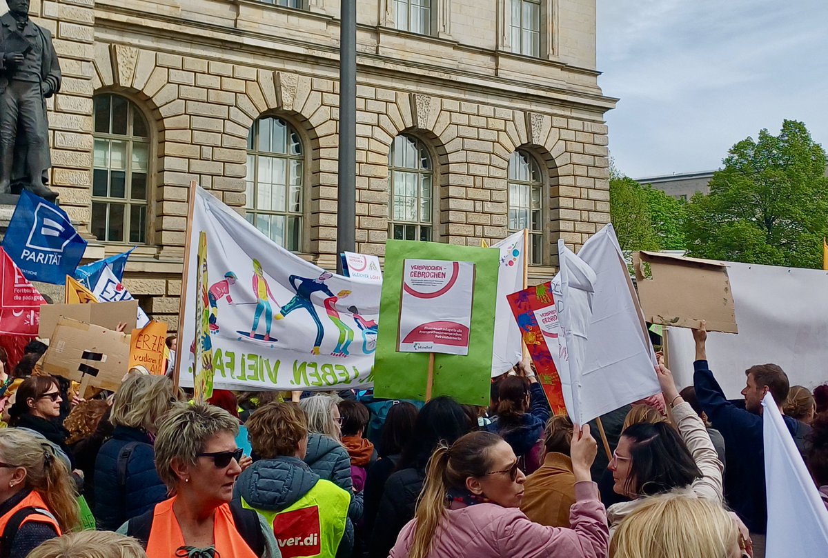 #Hauptstadtzulage für alle! - Tausende demonstrieren weit um das @AGH_Berlin, nachdem der CDU/SPD-#Senat sein Versprechen, sie auch den freien Trägern zu zahlen, gebrochen hat. Wir unterstützen den Protest, klar! @Paritaet @VdK_Deutschland #wirsindeinberlin