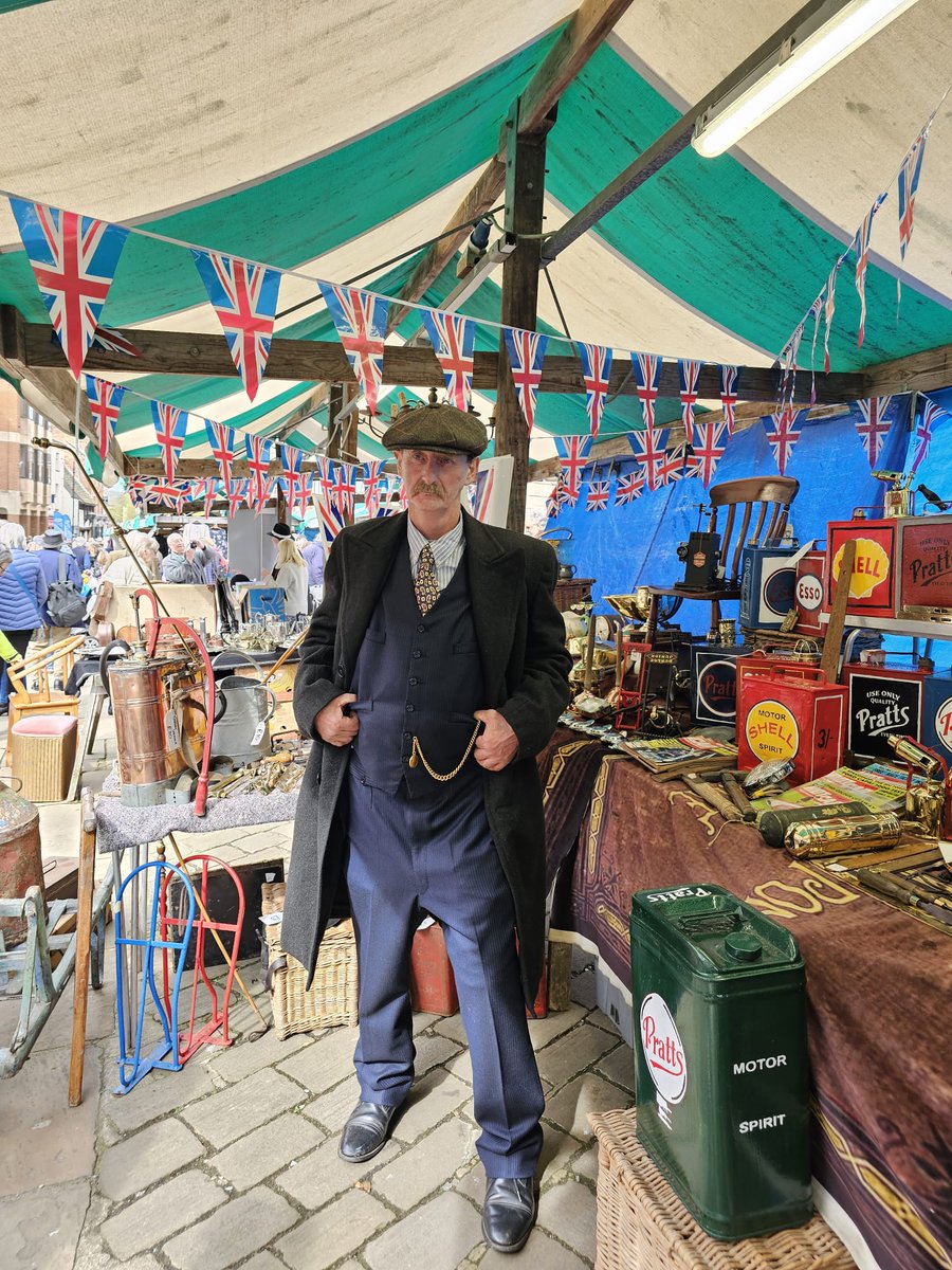 💃 The 1940s Market is in full swing - there's lots to see, a fantastic selection of entertainment and of plenty of stalls to browse on the Flea Market. It's running until 4pm today.