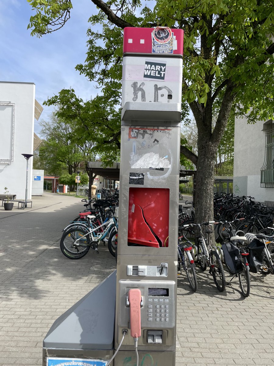 Warum nur tut sich die ⁦<a href="/deutschetelekom/">Deutsche Telekom</a>⁩ das noch an? Das Geld wäre besser im Ausbau des Glasfasernetzes investiert. #verwahrlosung #zepernick