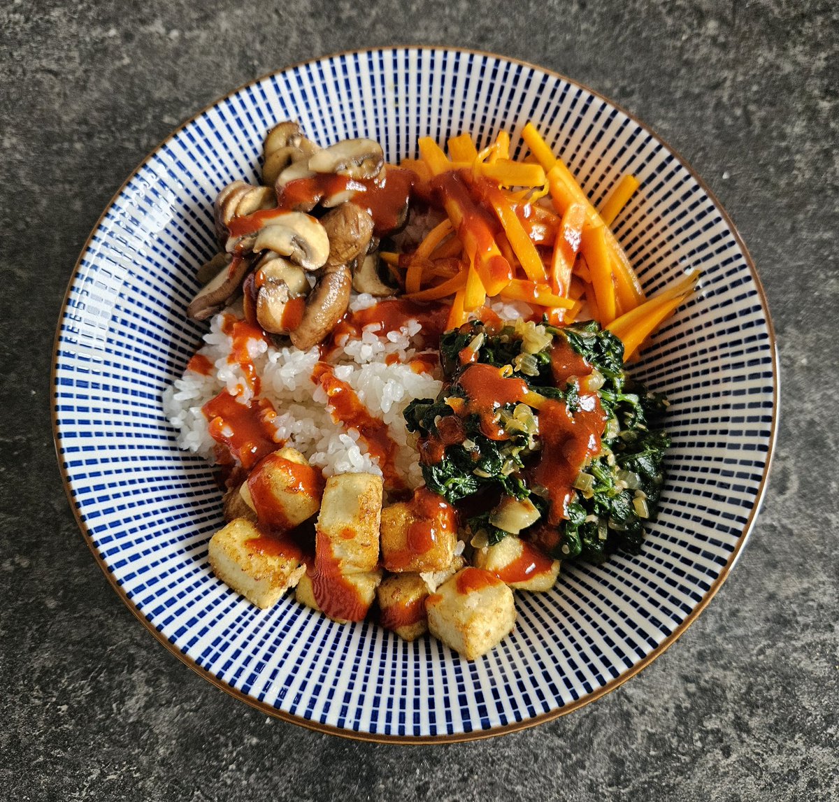 Heute war mir mal wieder nach scharfem Koreanischem  Essen. 

 Tofu Bibimbap  

#kochen #vegan #twittersupperclub #foodblog #foodlover #foodphotography