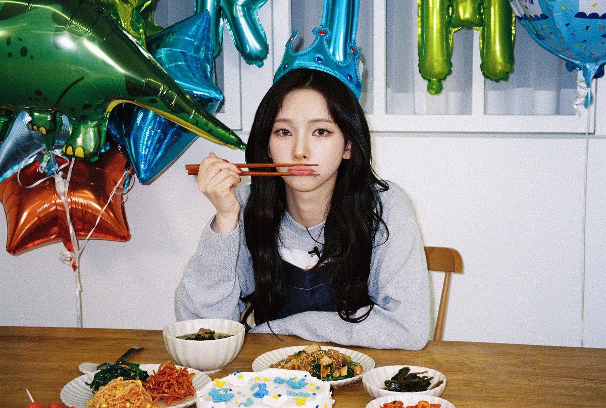 aespa_official's tweet photo. 누가 자기 생일에 생일상을 만듭니까?!🎂
안녕하세요 누입니다

https://t.co/E8gQv6X8do

#aespa #æspa #에스파
#KARINA #카리나 
#HappyKARINADay #생일파티 https://t.co/PBIebeMgPQ