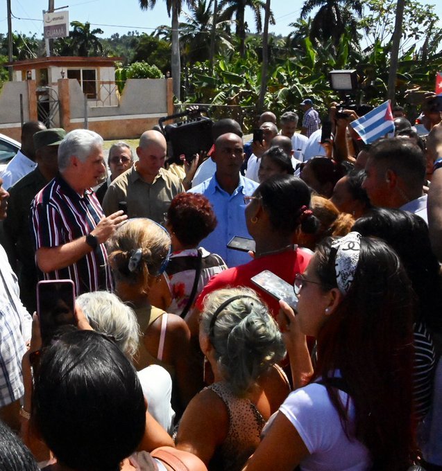 Emociona el recibimiento que tanta #GenteQueSuma dio a @DiazCanelB en Baracoa. Para ese pueblo nuestro trabajamos: humilde, laborioso e inspirador. #EstaEsLaRevolución