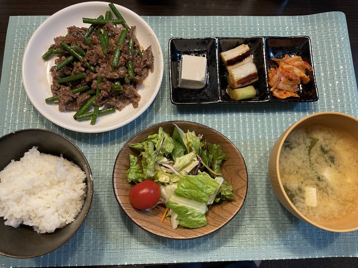 牛肉とニンニクの芽のオイスター炒め 冷奴 ネギのマリネ キムチ 野菜サラダ わかめと豆腐の味噌汁

#エオルゼア調理部