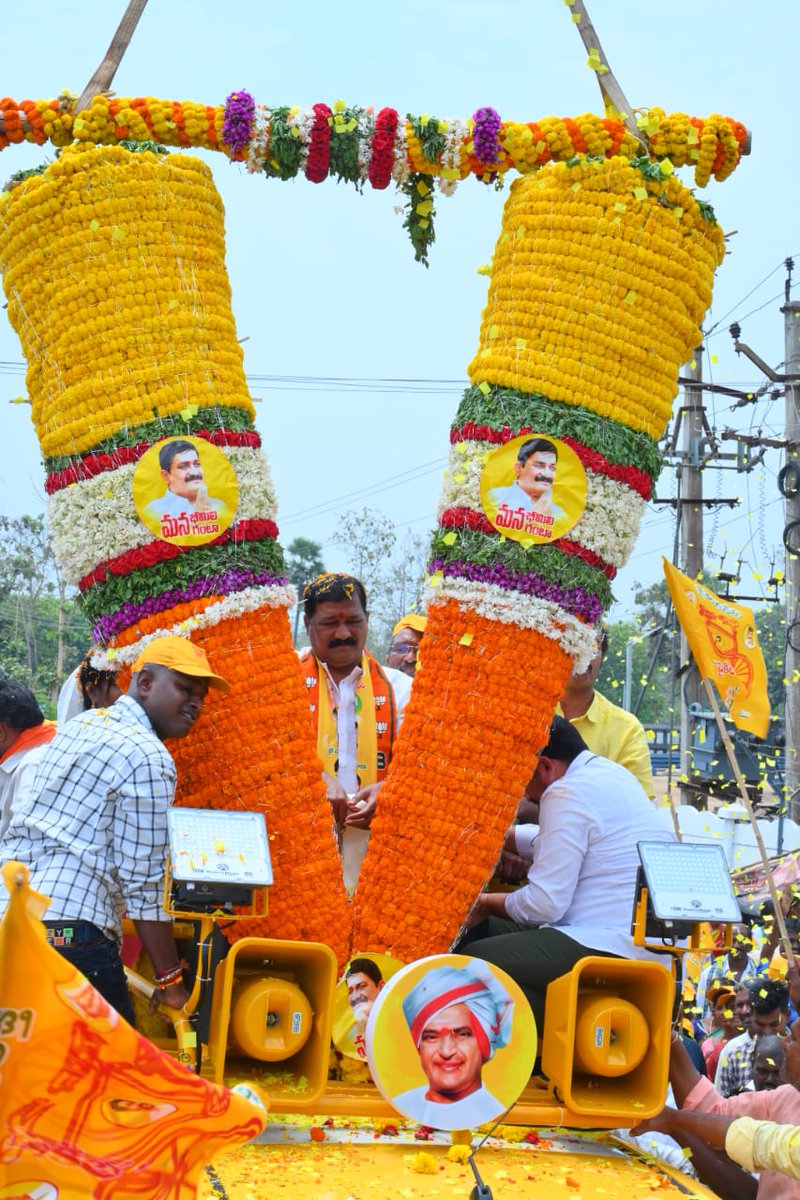 అయినాడ జంక్షన్ వద్ద గంటాను గజమాలతో సత్కరిస్తున్న టిడిపి శ్రేణులు.
#bheemili #gantasrinivasarao #VoteForCycle #visakhapatnam