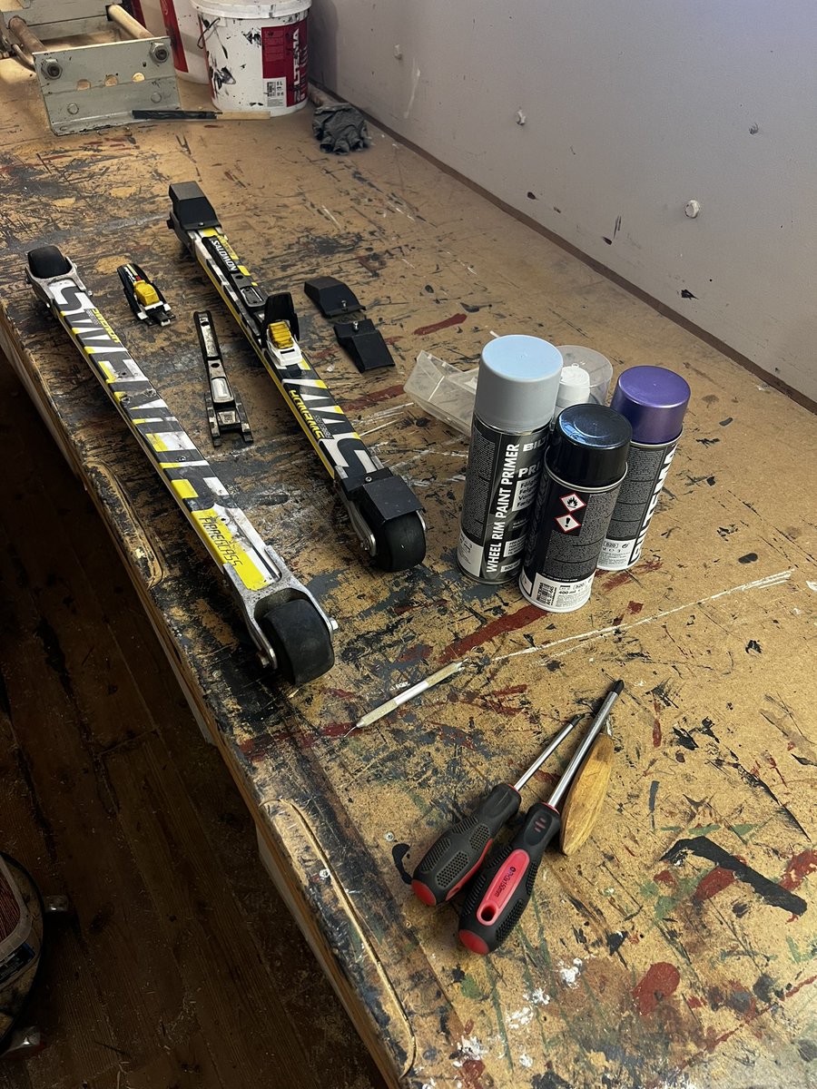 Just got my hands on a 2hand pair of swenor fibreglass rollerskis. Since I decided to try my best at Vasaloppet this year and didn’t get to make it all the way, I thought I might improve my chances for next time. Making slight aesthetic modifications before start of season.