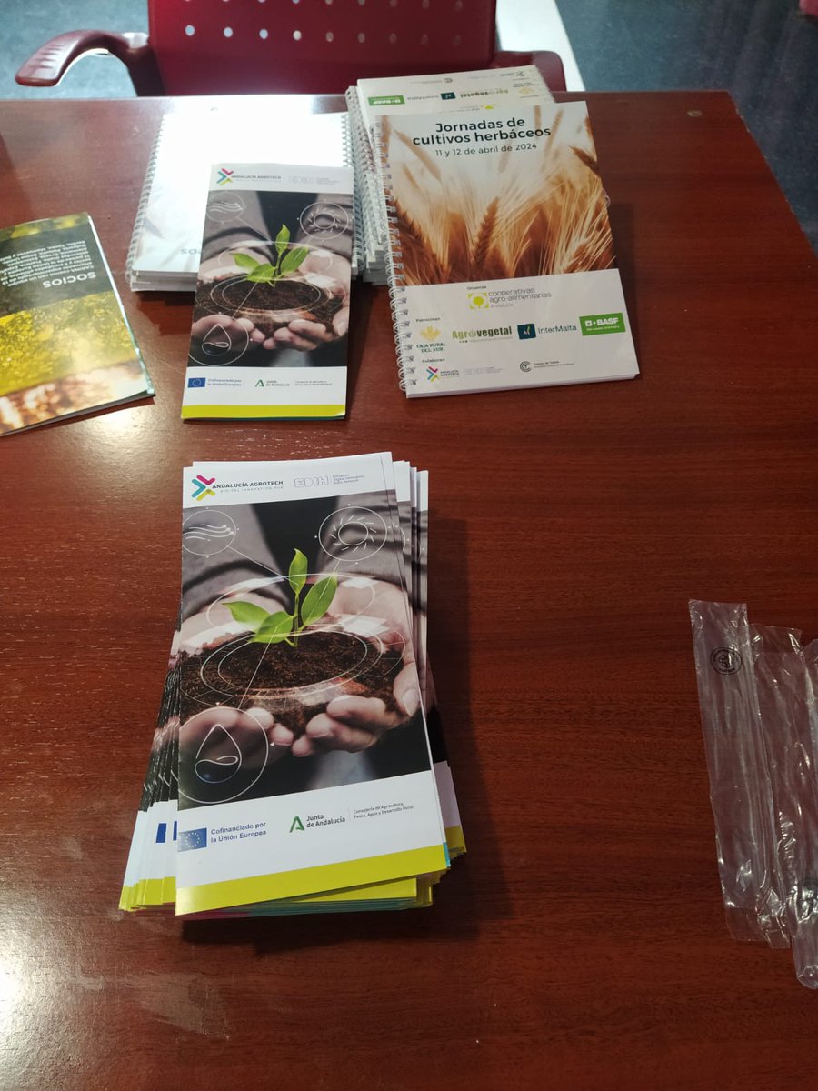 En el marco de @DIHAndAgrotech se está celebrando la ponencia 'Detección temprana de enfermedades mediante sensores remotos en cereal', 📡📶🌾 ➡️Por Luis Sánchez, de @unisevilla, dentro de las jornadas #cultivos herbáceos organizada por #CoopsAgroAnd, miembros de @DIHAndAgrotech