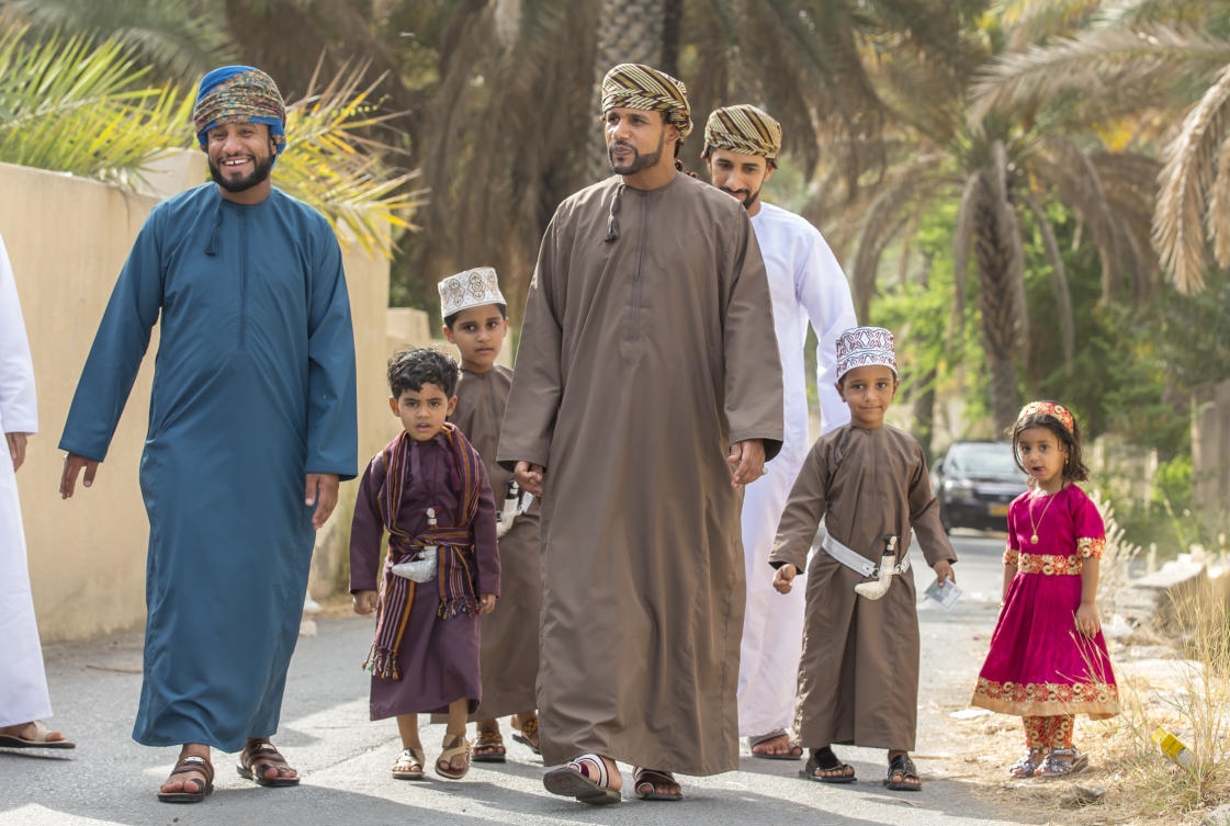 "والأيام يوم لك ويوم عليك، إلا العيد، فكل عيد هو لك، فاحذرهم أن يفتنوك عن بعض أفراحه، وافرح، إن الله يحب الفرحين بشعائره " (م)

#جماليات 
#عساكم_من_عواده