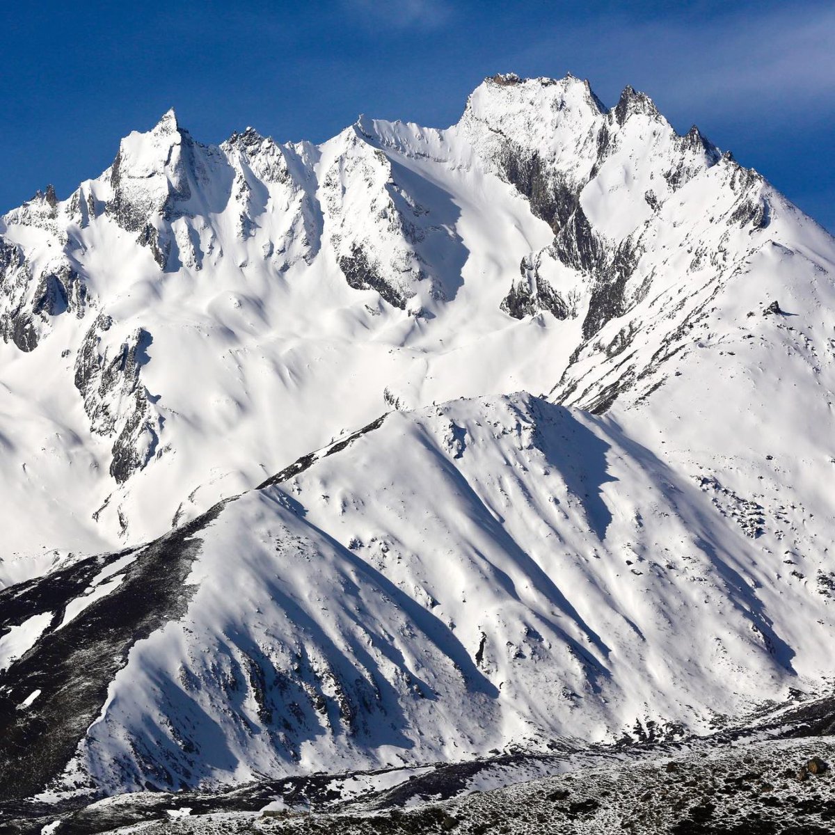 Um Hong-Gil, primer catorceochomilista coreano, coordinará un grupo de diez compatriotas y tres nepalíes que intentarán las primeras ascensiones al Jugal I y Jugal II, dos seismiles del Jugal Himal, abiertos al alpinismo el año pasado desnivel.com/expediciones/u…