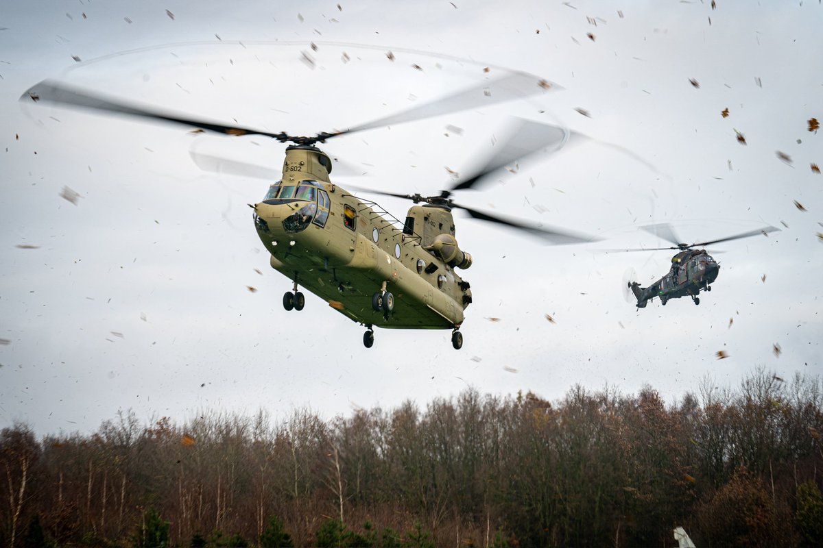 Deze middag maken 1 #Cougar- en 1 #Chinook-transporthelikopter een buitenlanding in @HELLENDOORNnl. Hiermee traint de helikoptercrew het landen op een niet-militaire locatie #watvliegter