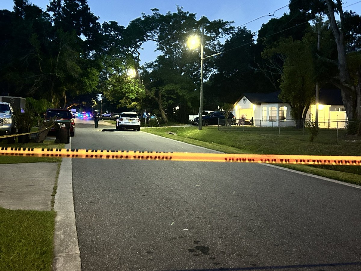 JHarold_tv's tweet photo. HAPPENING NOW: Orange County Sheriff’s office is on the scene of a deadly shooting in Taft.

Officials say they responded to this residential area in reference to a shooting after 9pm Wednesday, where they found a man in his 30s that had been shot. He was later pronounced dead. https://t.co/Uv8g8WNfwq
