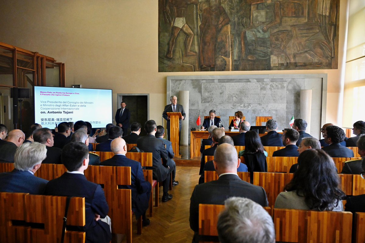 Con il Ministro del Commercio 🇨🇳 Wang Wentao all'Università @CaFoscari per celebrare insieme la figura di #MarcoPolo, a 700 anni dalla sua scomparsa. Un pioniere, un grande italiano, simbolo del dialogo e dei legami culturali e di amicizia fra Italia e Cina.