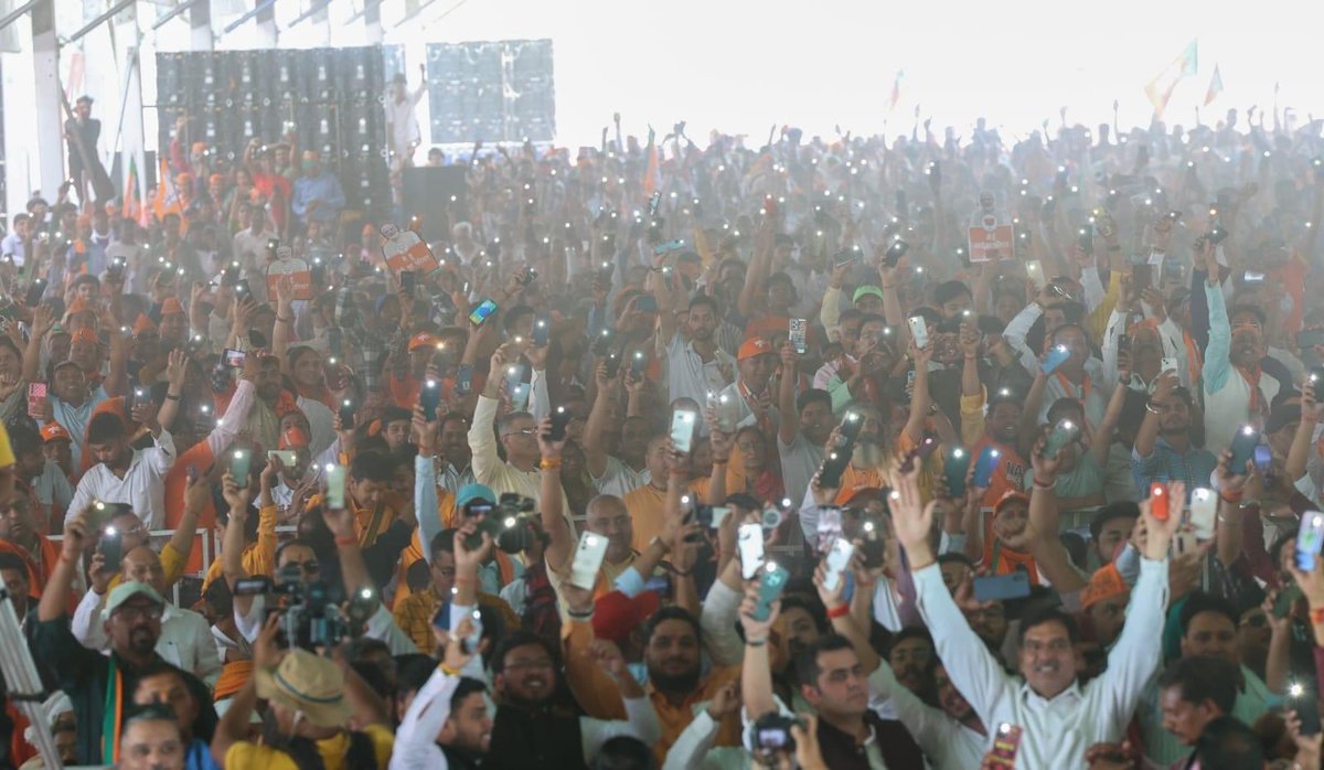 आज मा. प्रधानमंत्री श्री नरेंद्र मोदी जी ने ऋषिकेश में आयोजित 'विजय संकल्प रैली' में देवतुलय जनता को संबोधित किया। 'देवभूमि बोली फिर एक बार मोदी सरकार, अबकी बार 400 पार !' @narendramodi #NamoUttarakhand